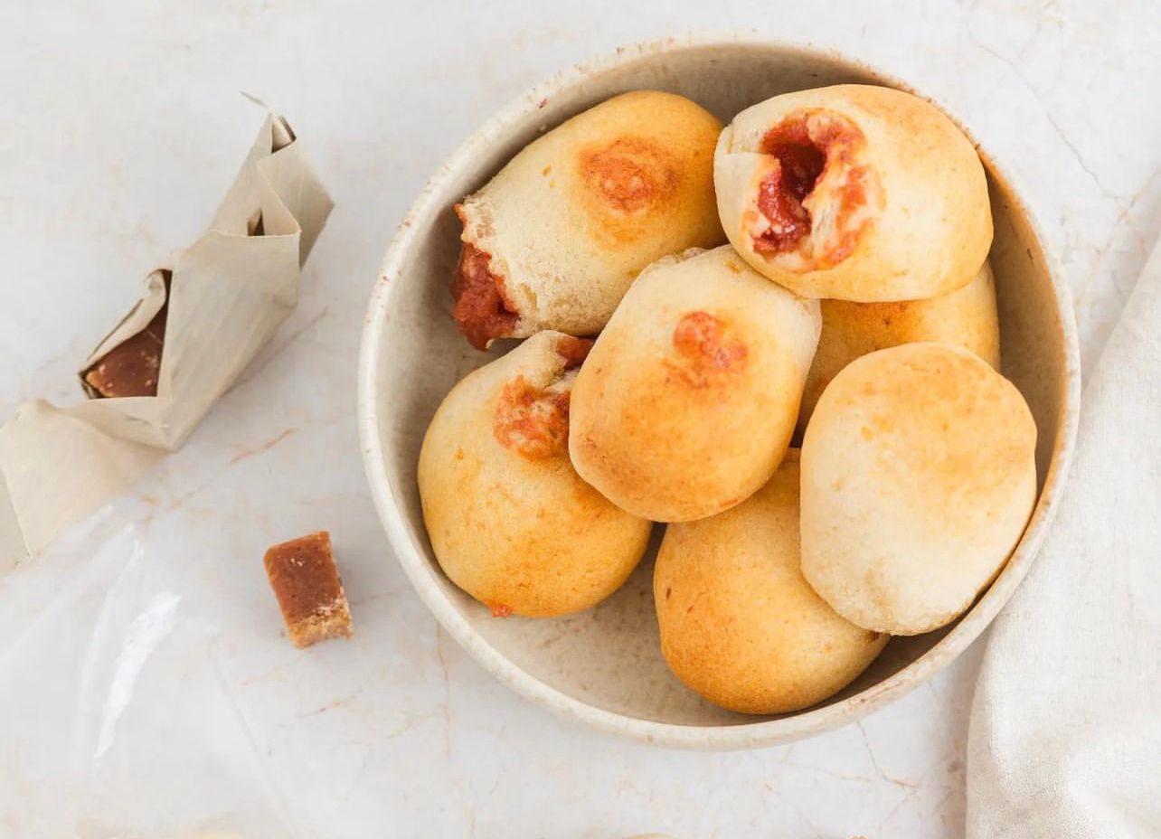 COLOMBIAN CHEESE BREAD WITH GUAVA PASTE/ PAN DE YUCA BOCADILLO